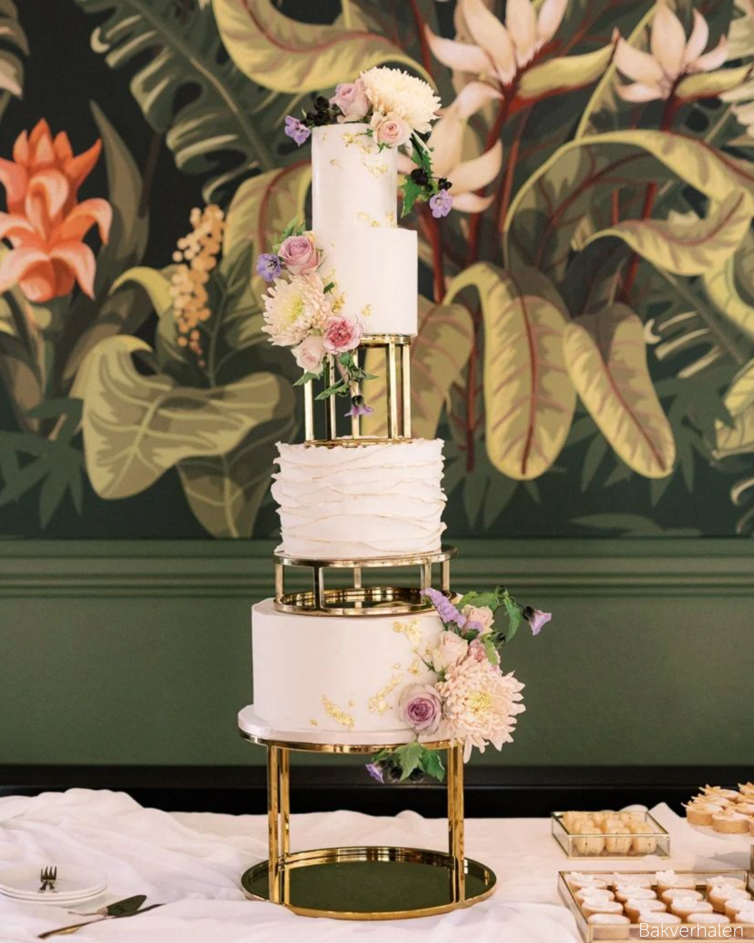 Shop The Look - A Golden Trio with Bakvehalen - Prop Options