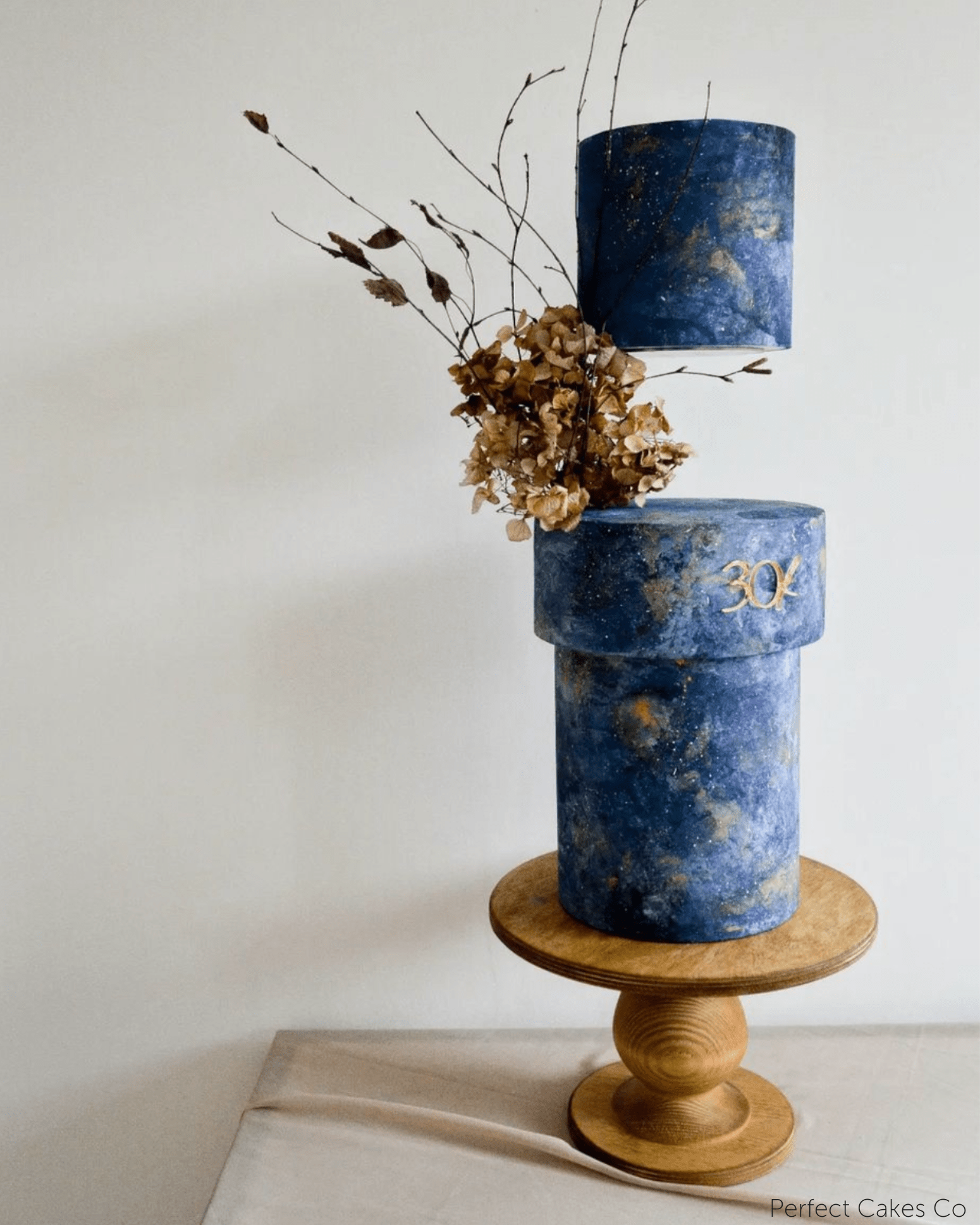 The Teardrop Scandinavian birch stand - Prop Options