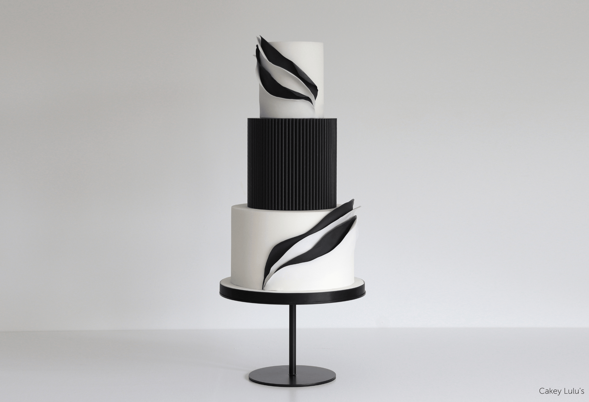Round Reeded Cake Separator - Prop Options